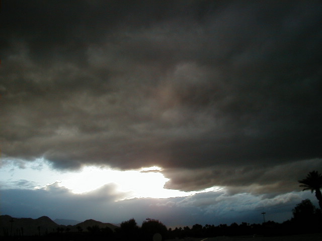 Orosi, CA: terror in the sky before the lightning strikes that kill