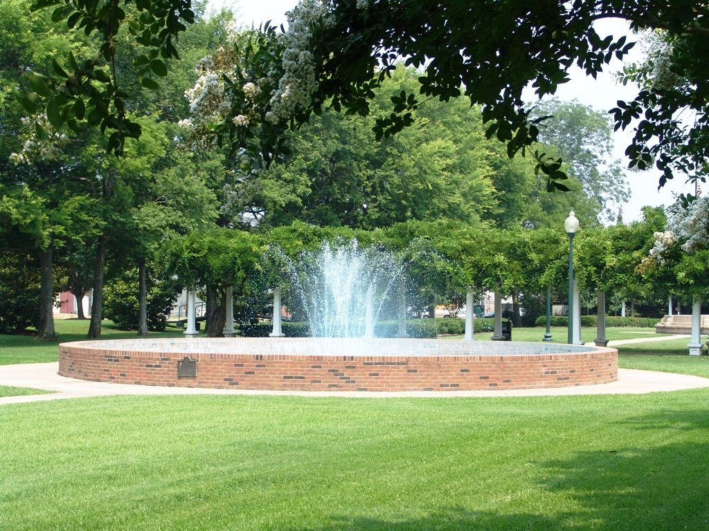 West Point, MS: Fountain in City Park