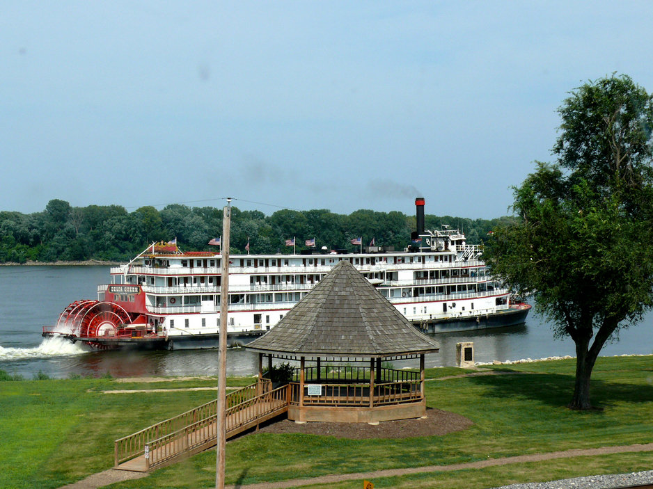 Clarksville, MO : The Delta Queen on the river in Clarksville, Missouri ...