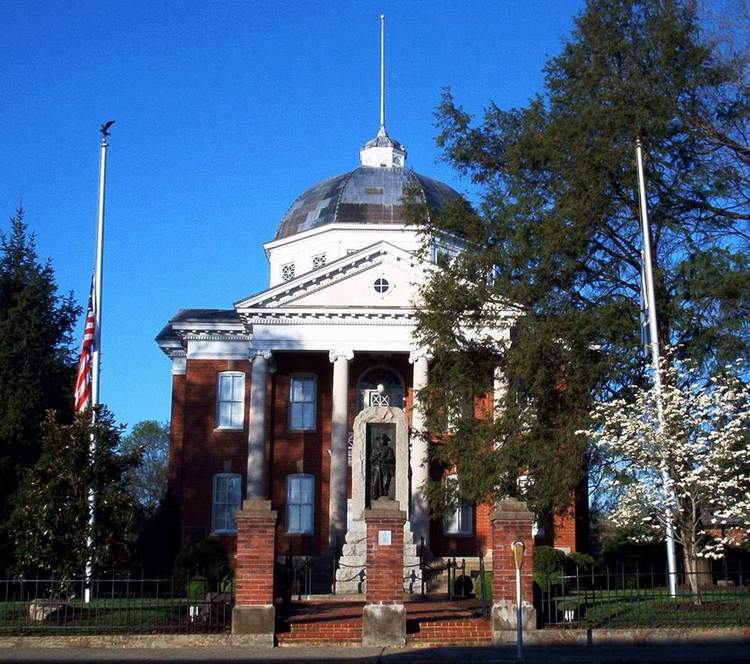 Louisa, VA: Louisa Couthouse - Completed in 1905, it is the third courthouse to occupy the same spot in the town of Louisa. It has a pedimented Ionic portico and an impressive copper-covered dome