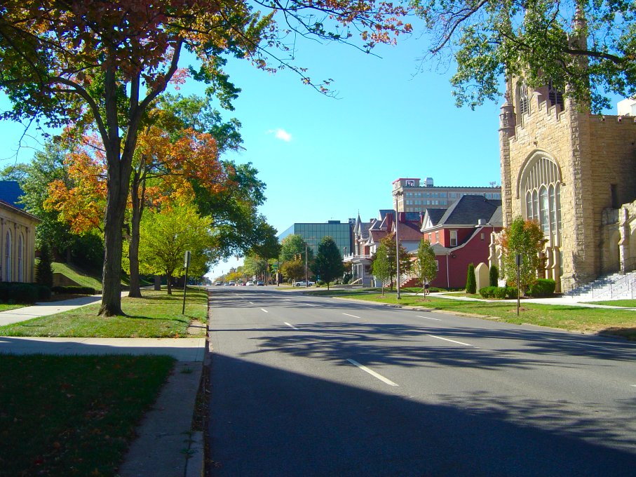 Huntington, WV: Looking up 5th Avenue