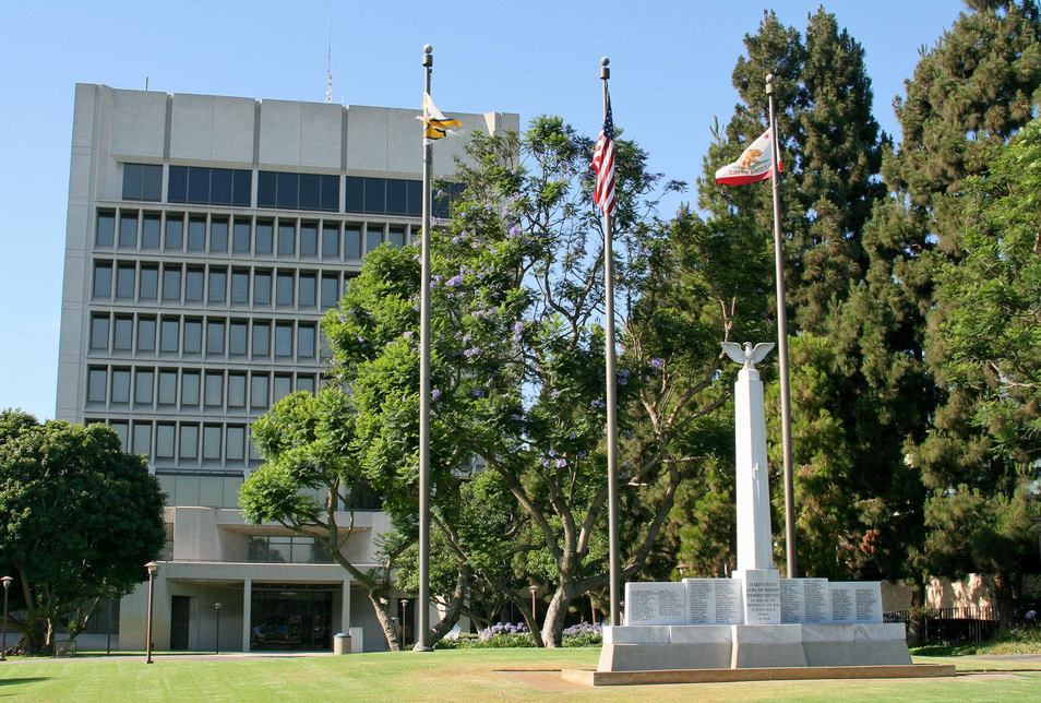 Inglewood, CA: Inglewood City Hall & War Memorial Courtyard