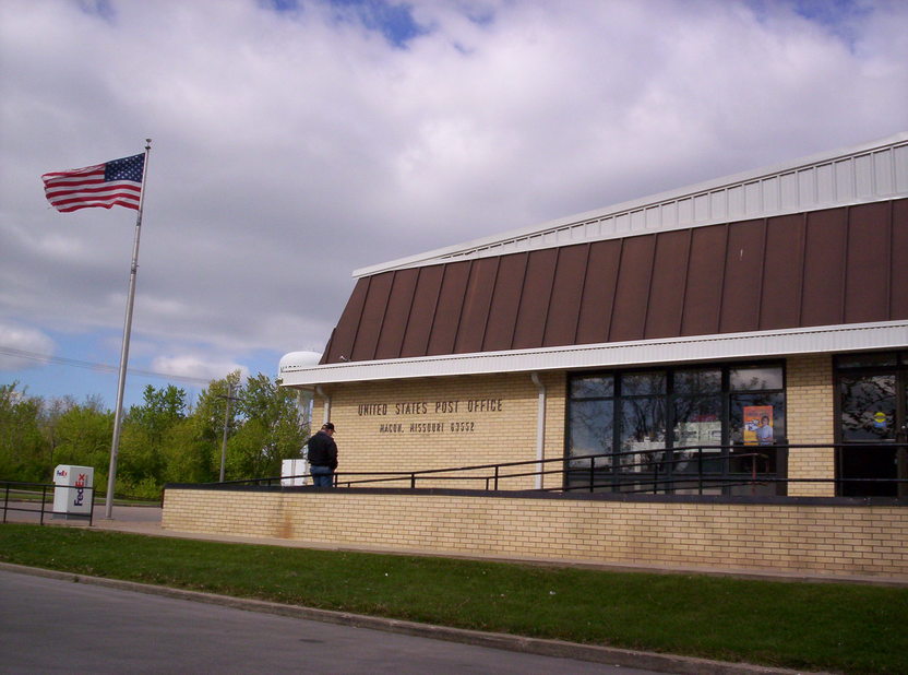 Macon, MO: Macon post office.