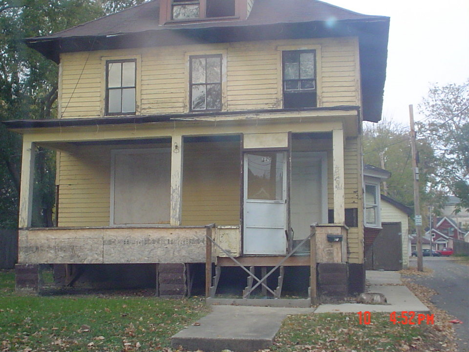 Aurora, IL: Abandoned House on Avon St.