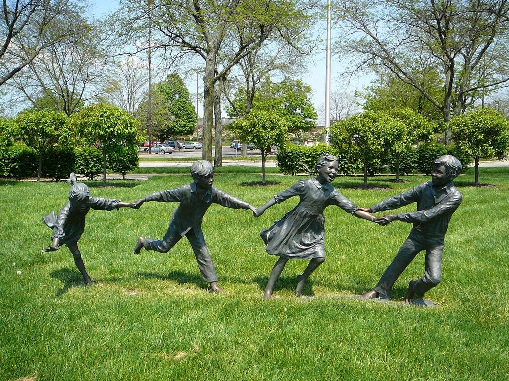 Columbus, IN: statue of childern