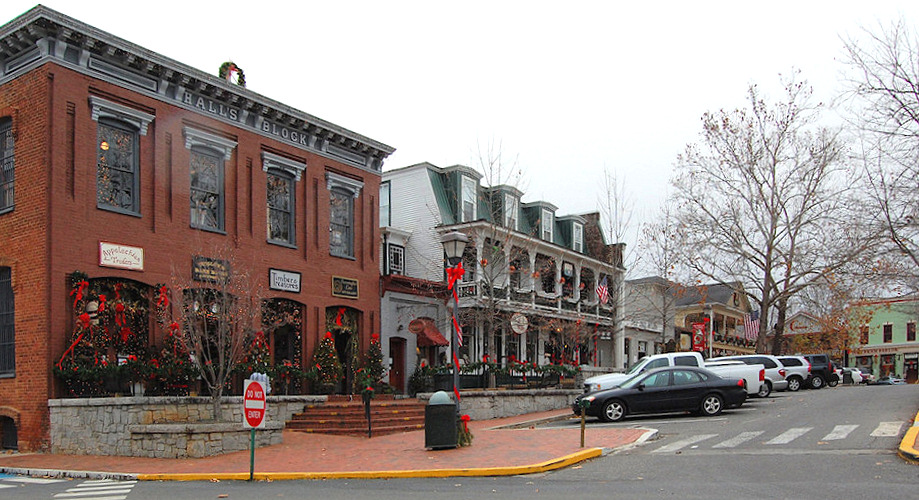 Dahlonega, GA: Arts and crafts shops in Dahlonega's Town Square - wider view