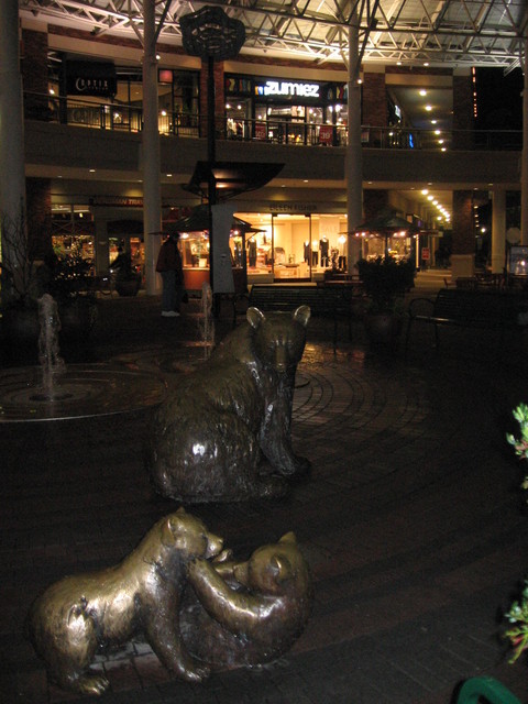 Redmond, WA: Bears at the Redmond Town Center