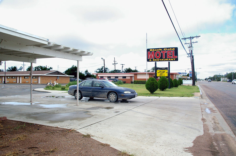 Pampa, TX: BLACK GOLD MOTEL is typical of the post-WW2 era motels that line Highway 60 on the quieter east side of Pampa.