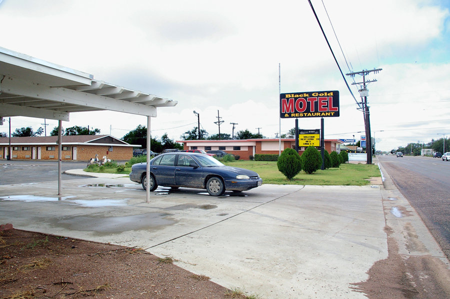 pampa-tx-black-gold-motel-is-typical-of-the-post-ww2-era-motels-that