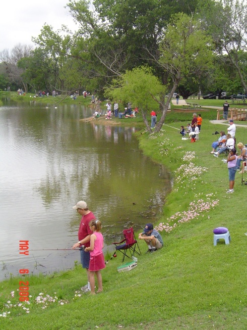 Kennedale, TX: Kennedale municipal park during 2006 Kid Fish competition.