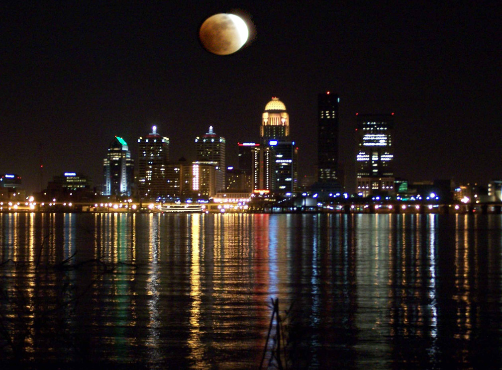 Jeffersonville, KY: View Eclispe of Moon over Louisville from the Falls of Ohio