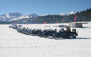 Mammoth Lakes, CA: Snowmobiling is the 2nd most popular winter sport at Mammoth.
