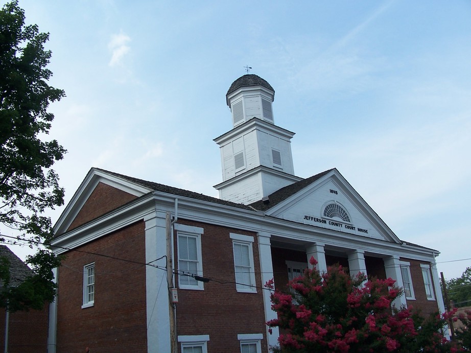 Dandridge, TN: Dandridge: Jefferson County courthouse located in downtown