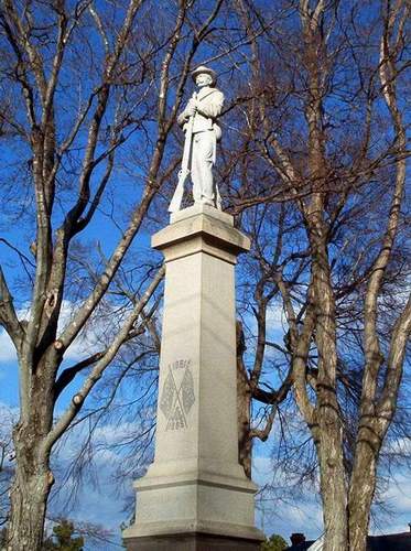 Bowling Green, VA: Confederate Monument - A statue of a Confederate soldier, it was dedicated in 1906, and is located directly in front of the courthouse.
