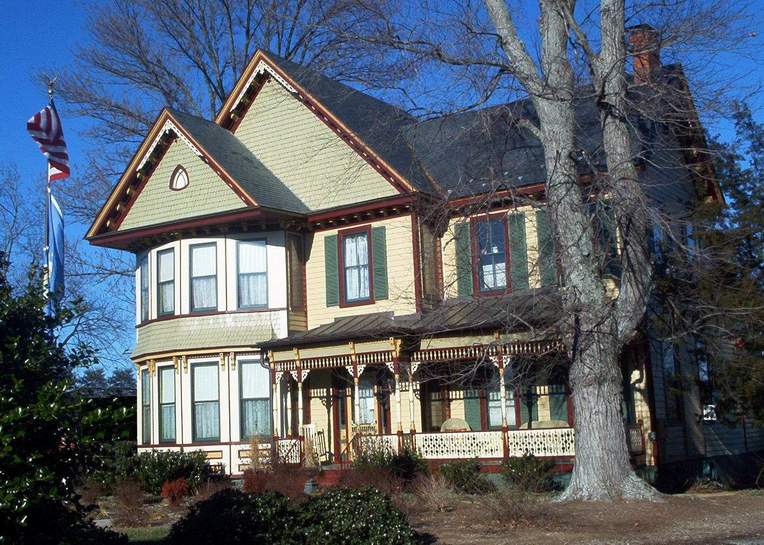 Bowling Green, VA: Kenmare House - Circa 1880. On Milford Ave. in Bowling Green. A two-story, frame Queen-Anne Victorian with multiple gables. User comment: The house is located on Milford Street in Bowling Green, VA.