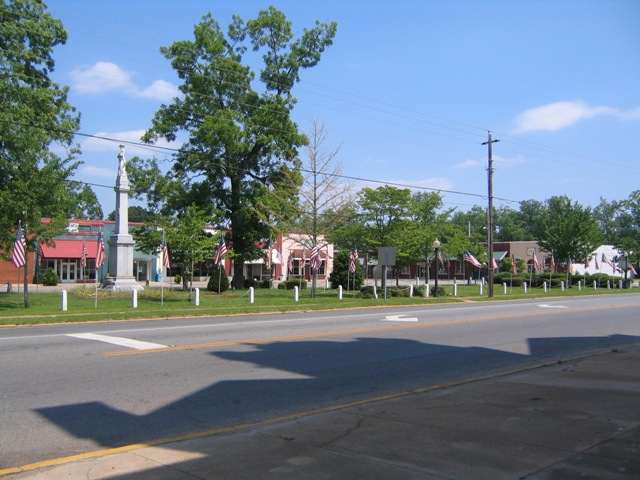 Ellaville, GA: Town Square with Confederate Memorial - Downtown Ellaville