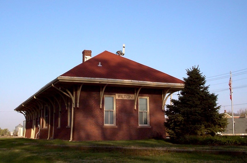 Wilton, IA: East End of Depot - Early Morning 2005