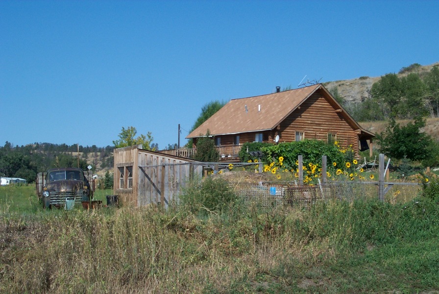 Park City, MT: Picturesque log cabin just west of Park City.