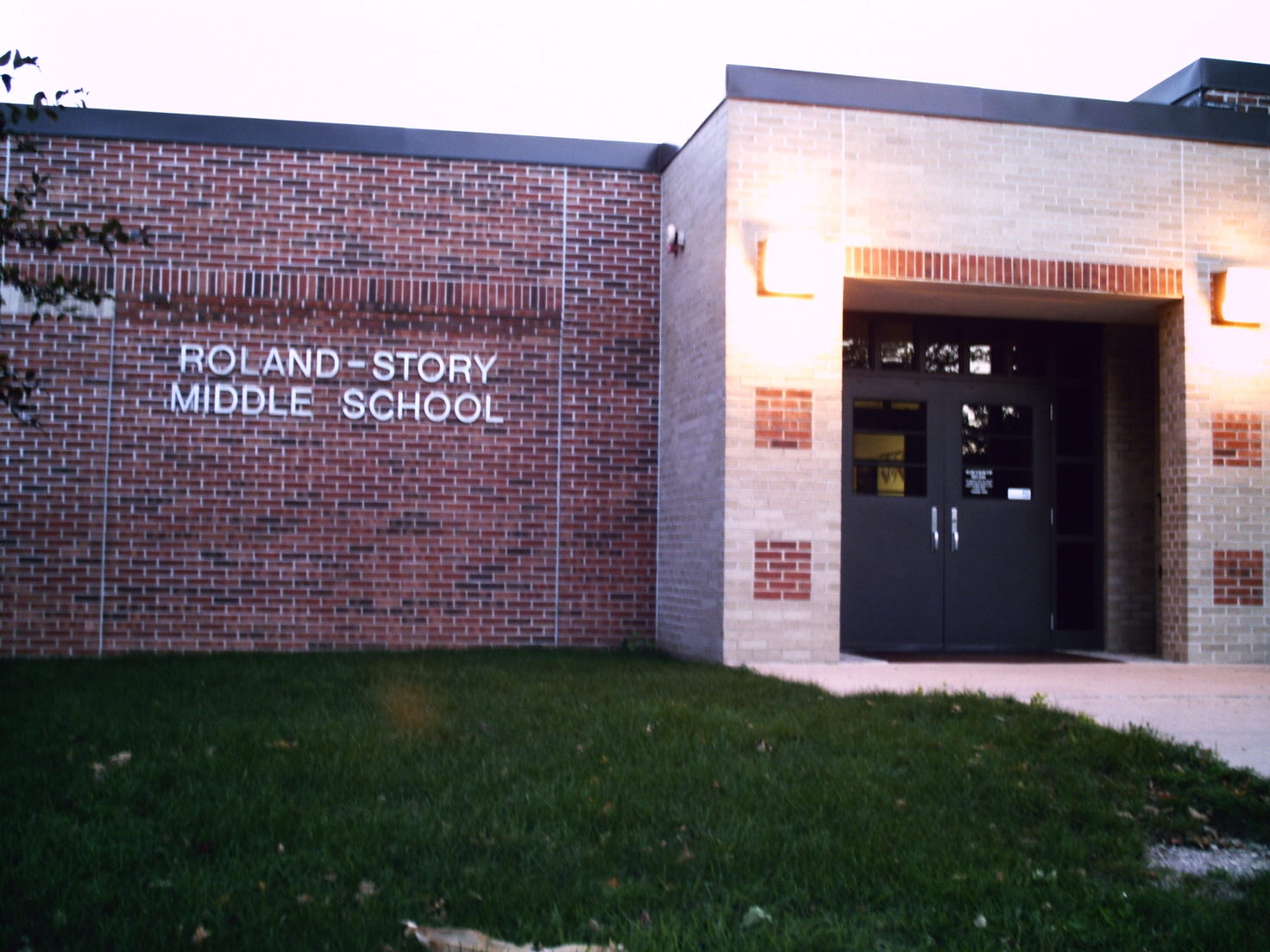 Roland, IA: Roland Middle School.
