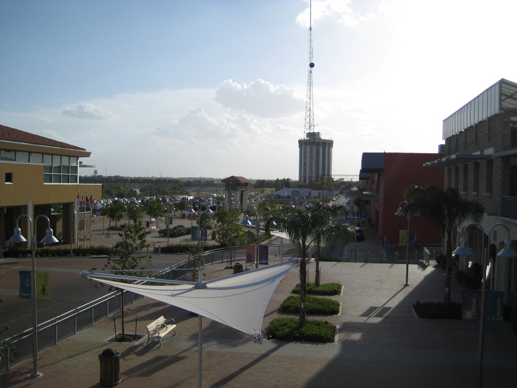 Laredo, TX: Crossing walking to Nuevo Laredo from Laredo,Tx. Bridge #1