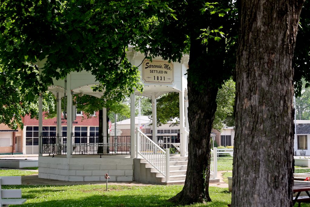 Sarcoxie, MO Bandstand on Sarcoxie square photo, picture, image