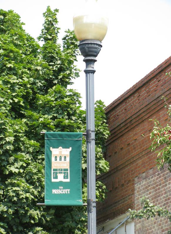 Prescott, WA: Prescott streetlamp with banner