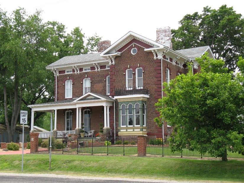 Buffalo, IL: Historic Home