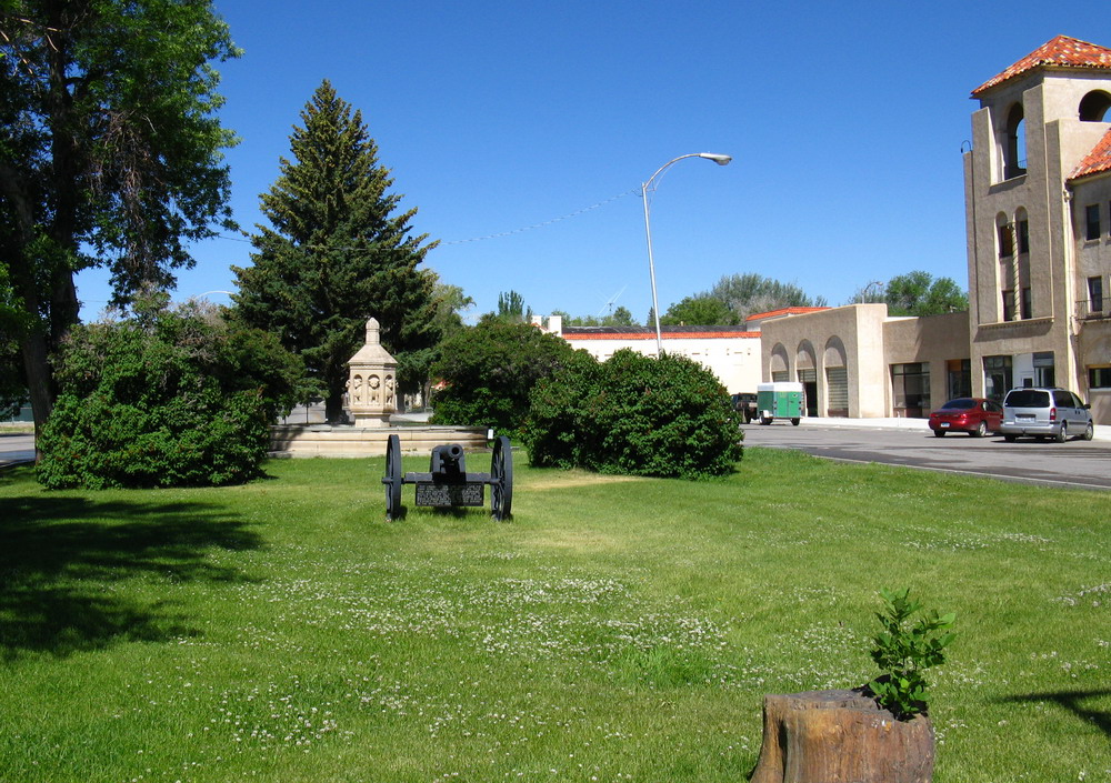 Sinclair, WY: Downtown Park and Historic Parco Inn