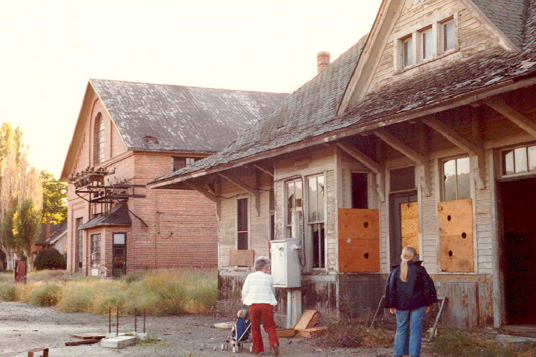 South Cle Elum, WA: Depot at South Cle Elum in 1980 before being restored