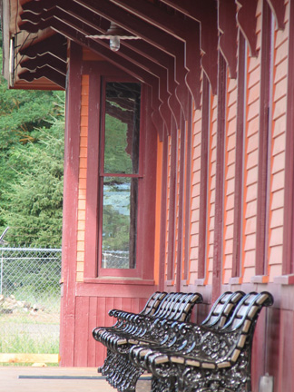 South Cle Elum, WA: Depot at South Cle Elum that has benches for passengers that left over 50 years ago
