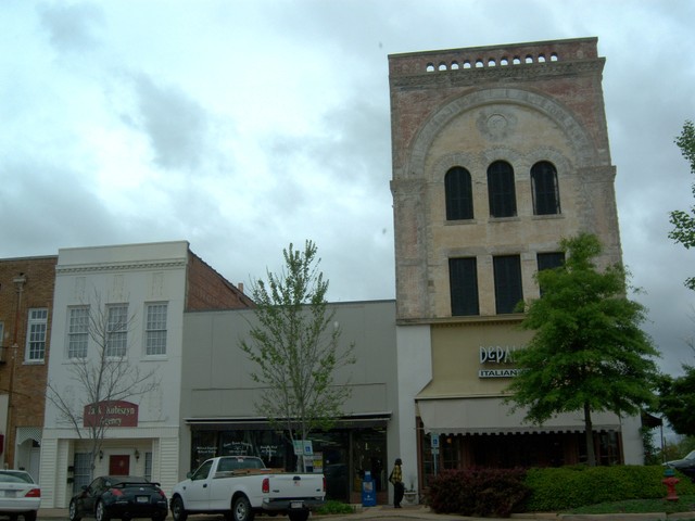 Tuscaloosa, AL: Downtown stores on University Blvd