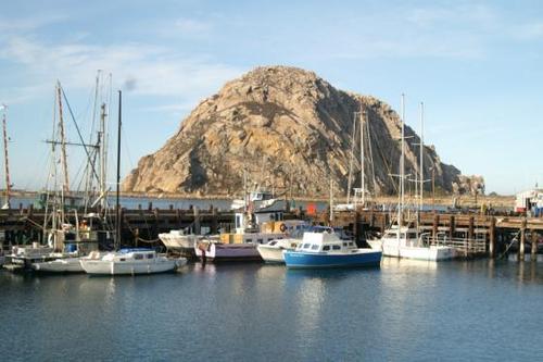 Morro Bay, CA: MORRO ROCK, ACROSS THE WATER. LOVELY!!