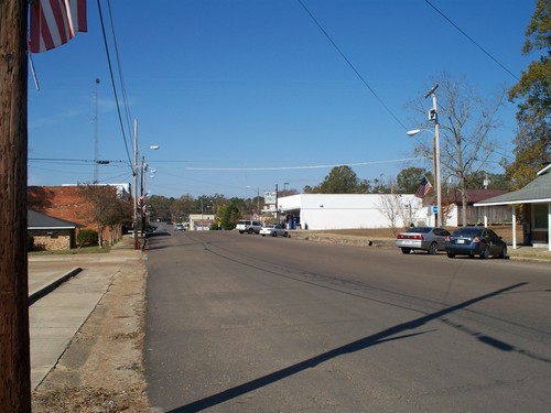 Centreville, MS: A picture of downtown Centreville, MS; Washerteria to your far right with the two cars parked