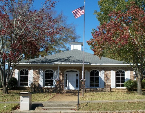 Centreville, MS: A picture of Centreville, MS library with it's flying high American flag