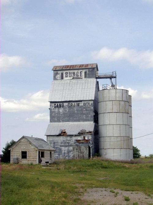 Minneola, KS: Old Grain Elevator