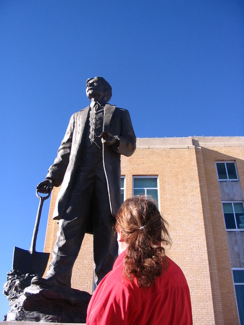 Portales, NM: Admireing the statue