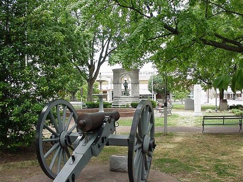 Russellville, KY: Cannon in Town Square
