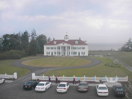 Port Angeles, WA: Red Hat Ladies arrive for a brunch at George Washington Inn