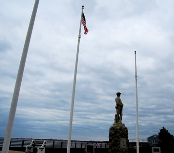 Union Beach, NJ: Patriotic memorial at the beach front