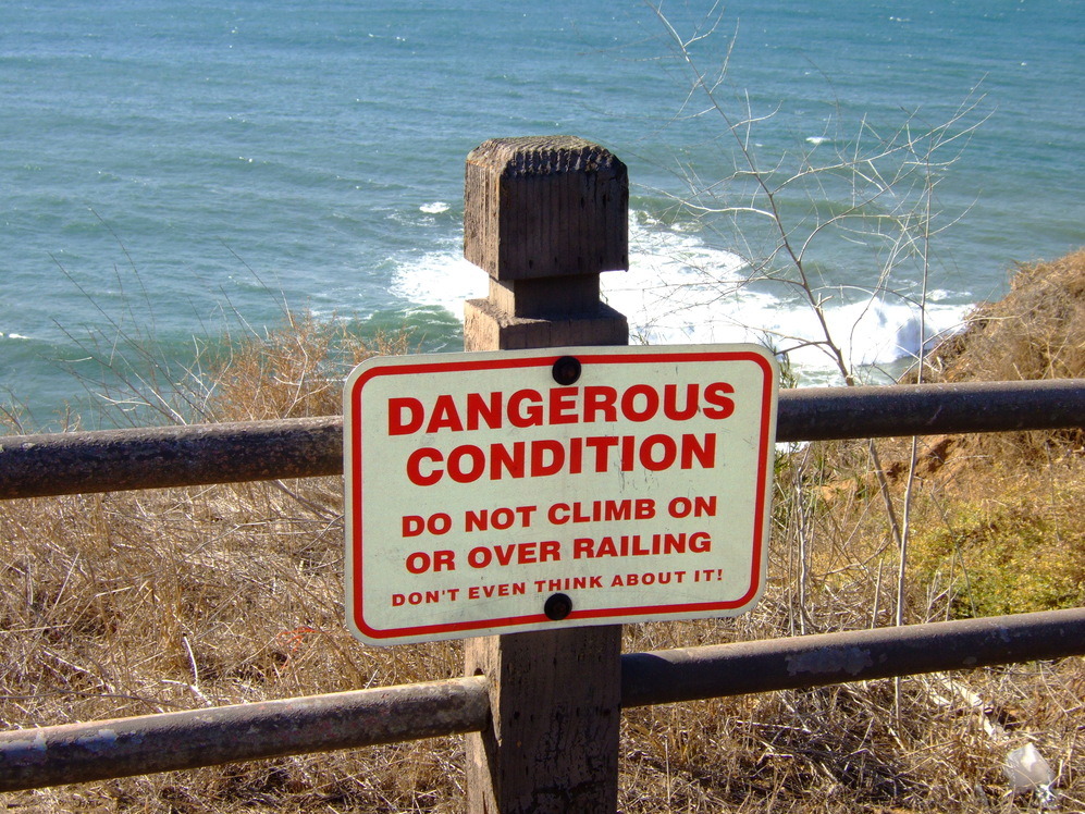 Palos Verdes, CA: Strong warning at the Ocean Cliff
