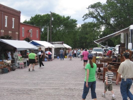 Walnut, IA: antique walks in june