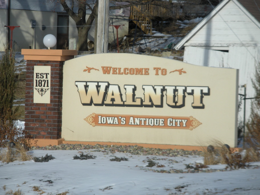 Walnut, IA: walnut new signs