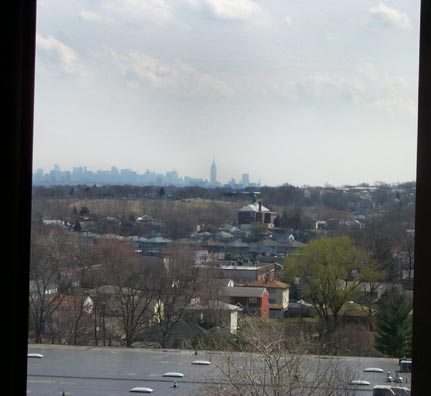 Saddle Brook, NJ: Saddle Brook, NJ from the Holiday Inn. NYC in the backround. Franklin School in the center.