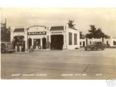 Monroe City, MO: Photo of Sinclair Service Station w/tourist cabins and adjoining cafe; circa 1930's