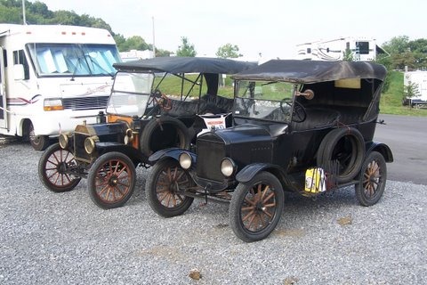 Bluff City, TN: Old cars at Lakeview RV Park