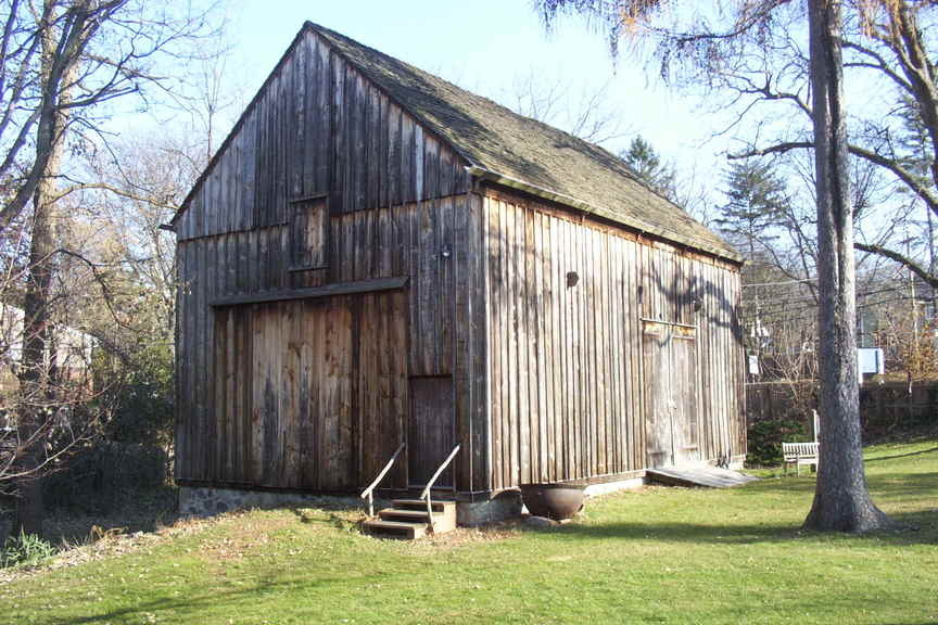 Flower Hill, NY: Old Dutch Barn - Sands-Willets House