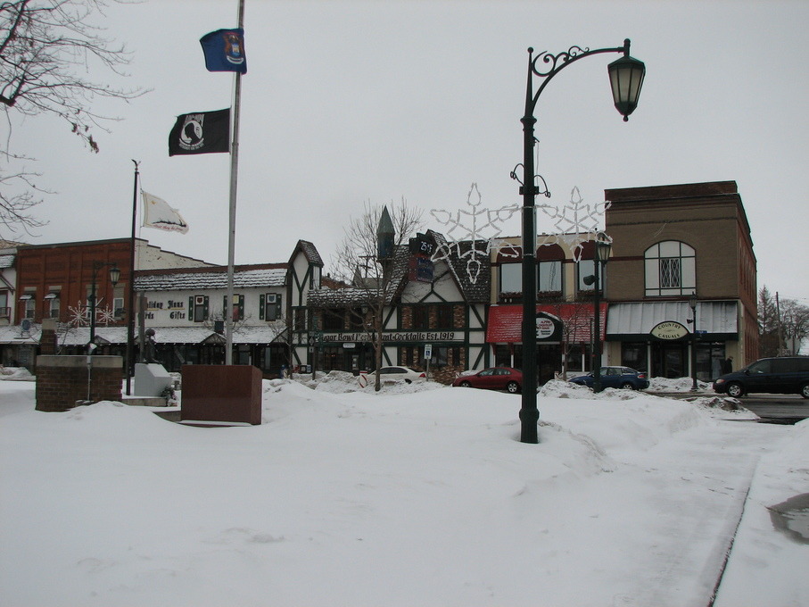 Gaylord, MI: Shops with snow
