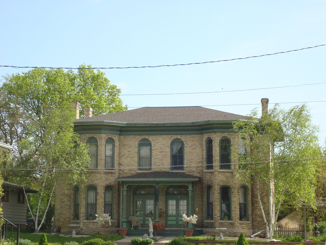 Janesville, WI: Janesville: Random Home s, originally built as a duplex it has been converted into a beautiful and large single family home - has very high ceilings and lots of character