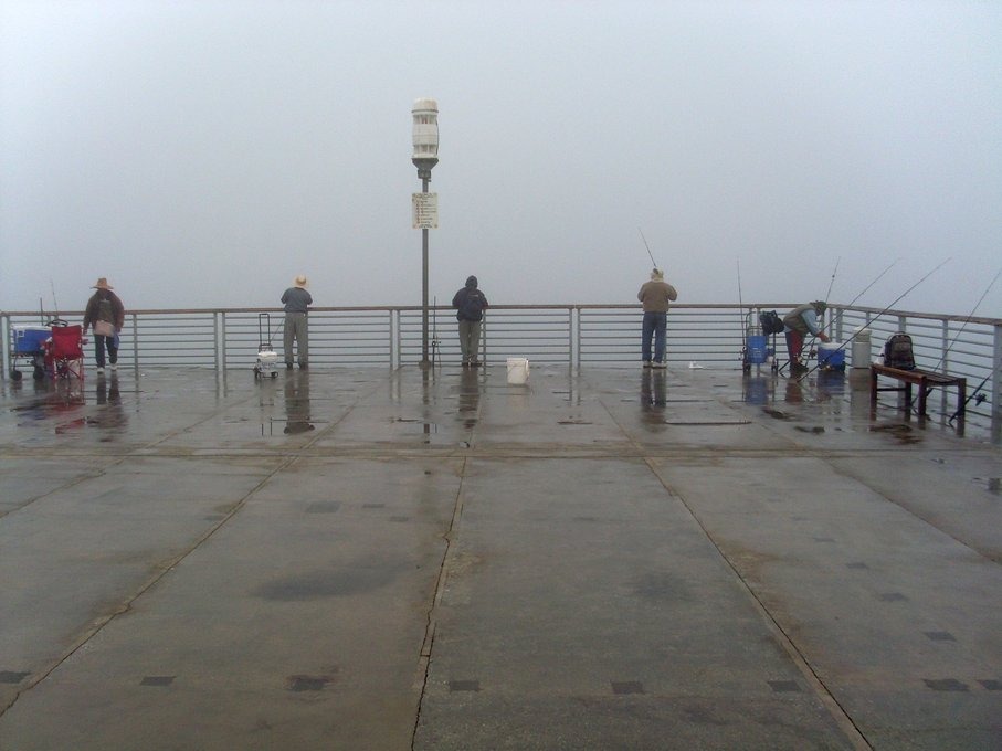 Hermosa Beach, CA: Fishing on the Pier early morning