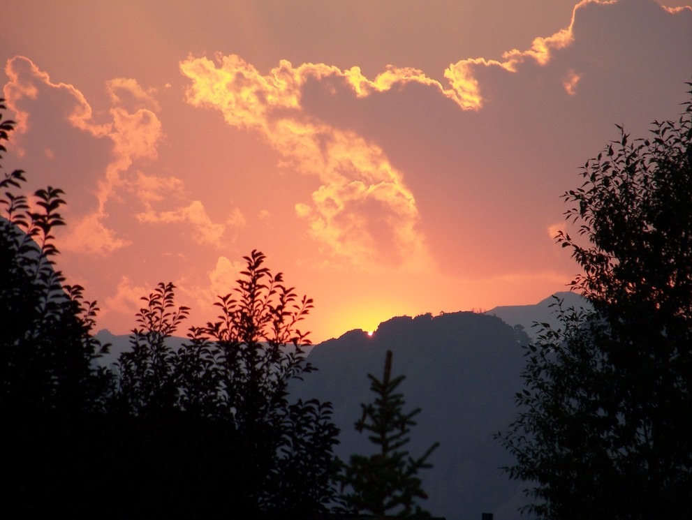 Estes Park, CO: Sunset Over the Mountains